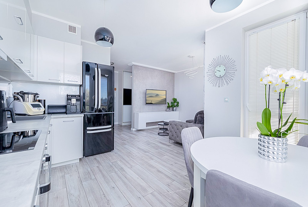 słoneczny salon w ekskluzywnym apartamencie do sprzedaży Szczecin