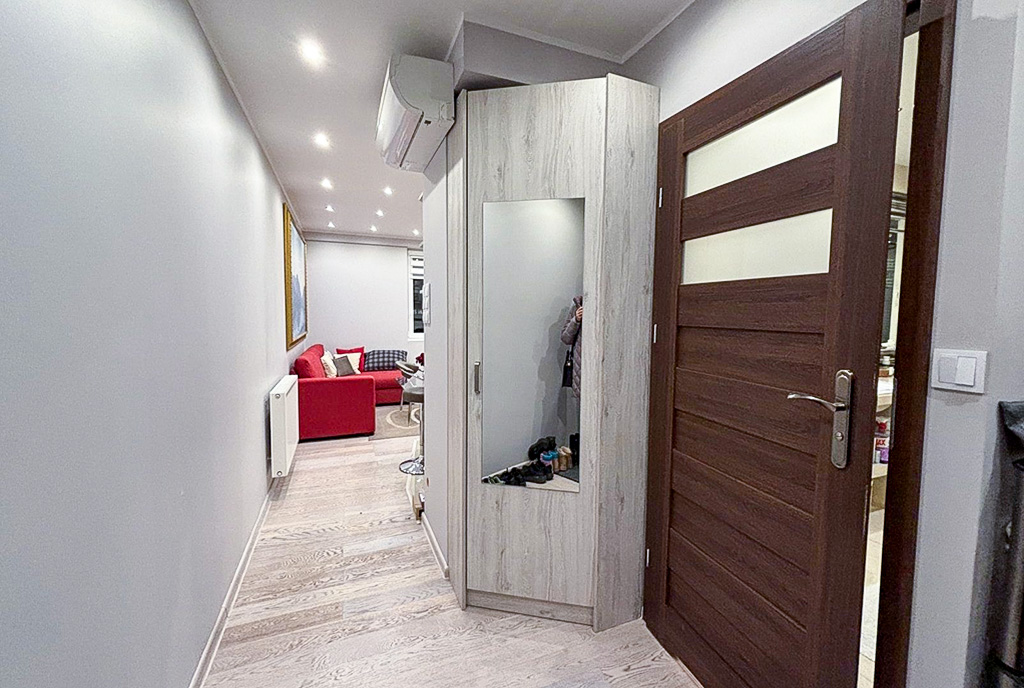 praktyczny hol w ekskluzywnym apartamencie na wynajem Szczecin