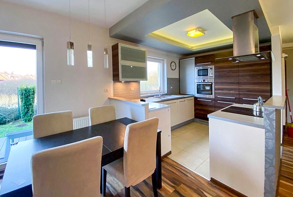 po lewej jadania, po prawej kuchnia w luksusowym apartamencie do wynajmu Szczecin okolice