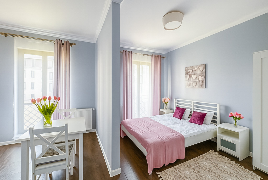 po lewej kuchnia, po prawej sypialnia w ekskluzywnym apartamencie na sprzedaż Białystok