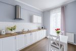 urządzona w białym kolorze kuchnia w luksusowym apartamencie na sprzedaż Białystok