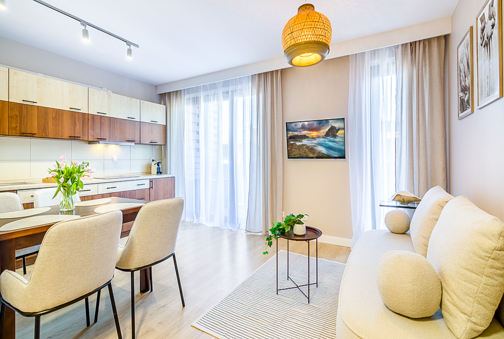 słoneczny salon w ekskluzywnym apartamencie do sprzedaży Gdańsk okolice