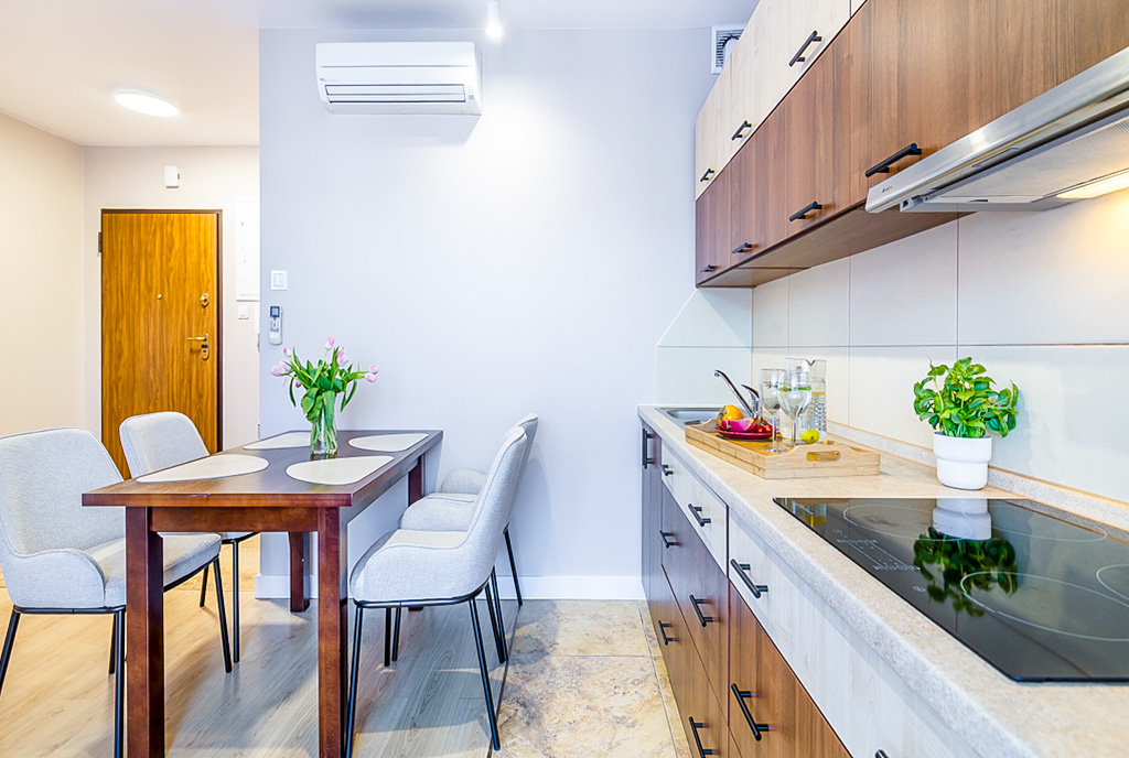 po lewej jadalnia, po prawej kuchnia w luksusowym apartamencie na sprzedaż Gdańsk okolice