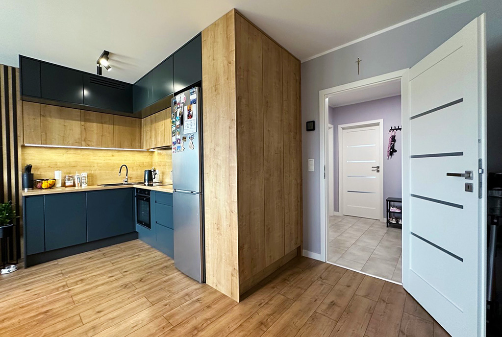 po lewej kuchnia, po prawej hol w luksusowym apartamencie na sprzedaż Gdańsk okolice