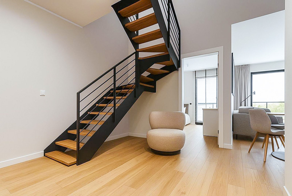 schody prowadzące na antresolę luksusowego apartamentu na sprzedaż Gdańsk