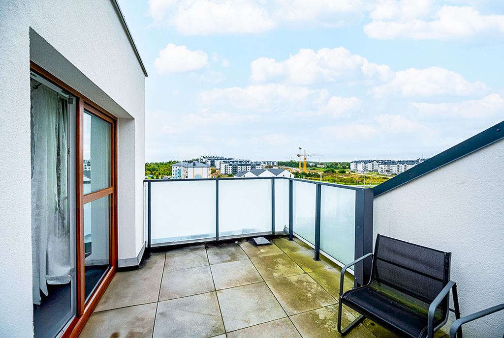 słoneczny balkon przy ekskluzywnym apartamencie na sprzedaż Gdańsk