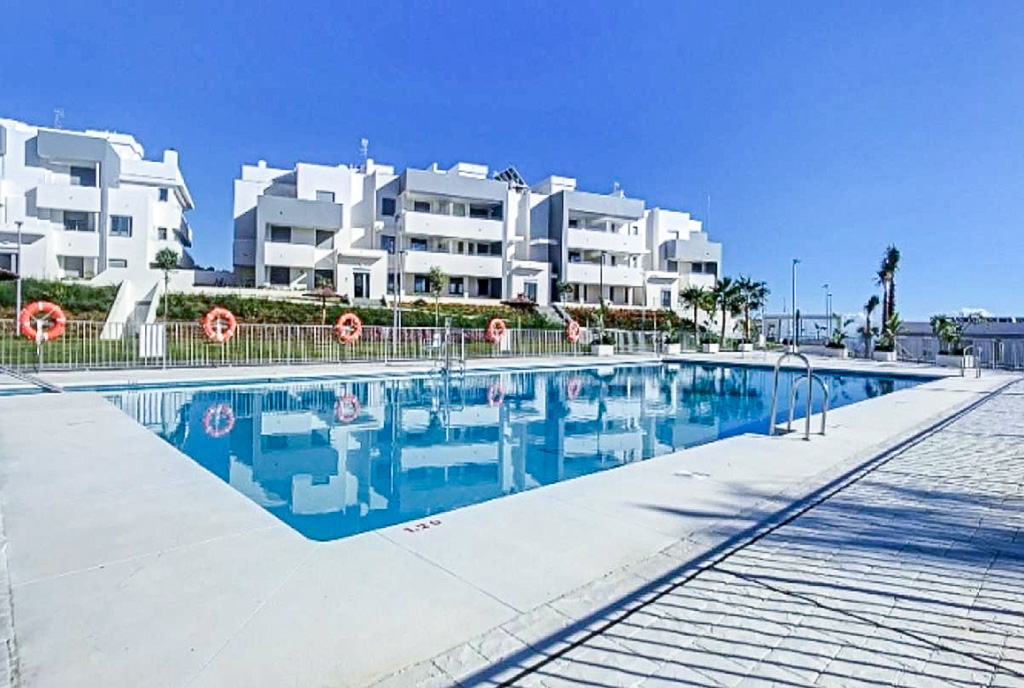 basen w częściach wspólnych osiedla, na którym znajduje się ekskluzywny apartament na sprzedaż Hiszpania Estepona