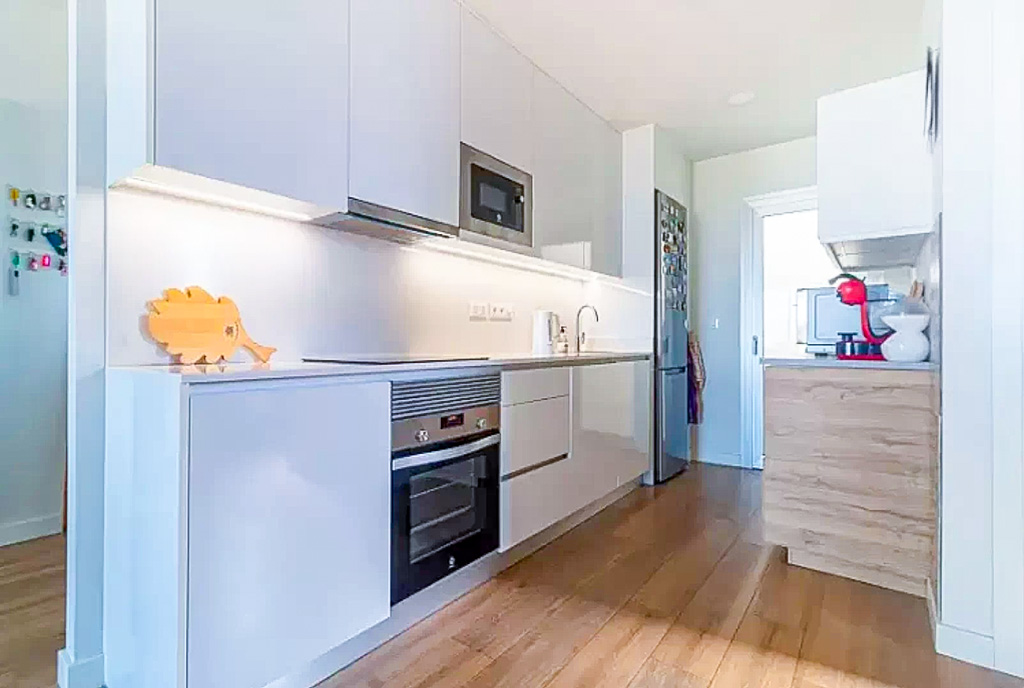 zabudowana kuchnia w luksusowym apartamencie na sprzedaż Hiszpania Orihuela Costa