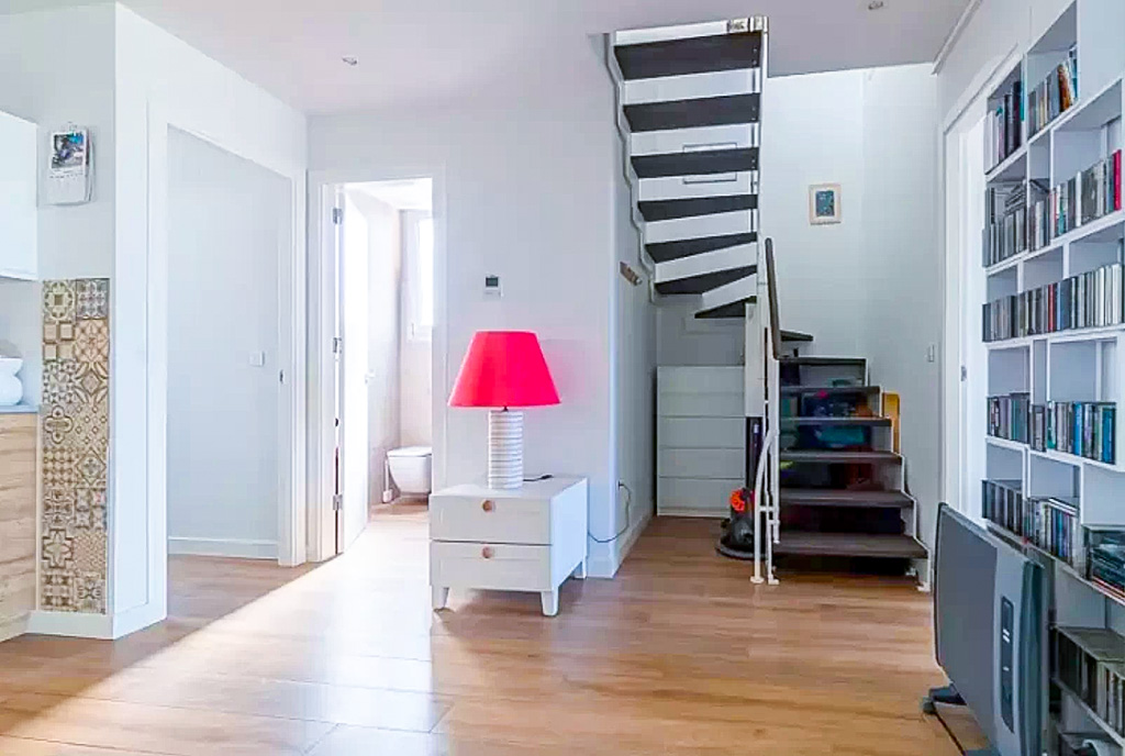 praktyczny hol w ekskluzywnym apartamencie na sprzedaż Hiszpania Orihuela Costa