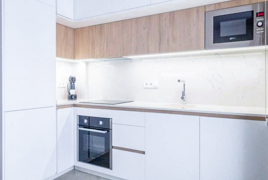 zbliżenie na kuchnię w luksusowym apartamencie na sprzedaż Hiszpania Torrevieja