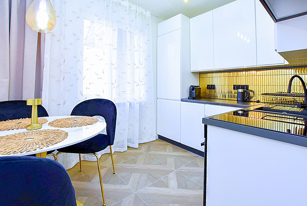 zaprojektowana w bieli kuchnia w ekskluzywnym apartamencie na sprzedaż Inowrocław