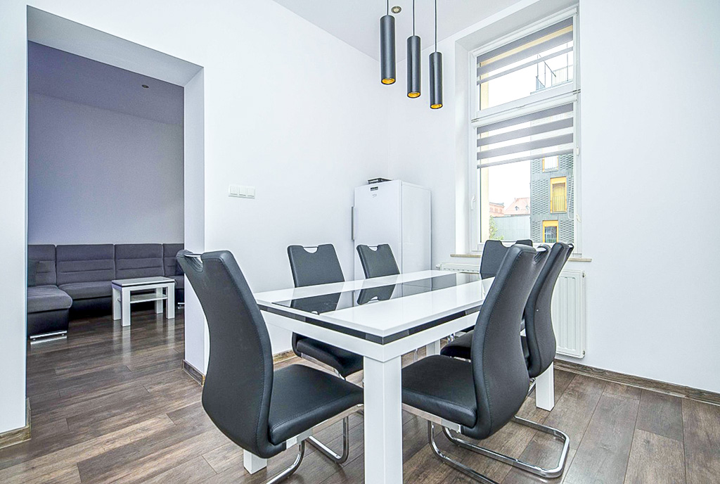 zbliżenie na jadalnią w luksusowym apartamencie na sprzedaż Katowice okolice
