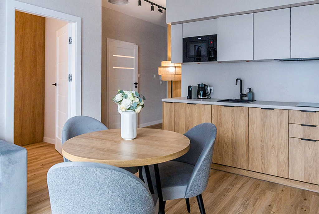 na zdjęciu jadalnia oraz kuchnia w luksusowym apartamencie na sprzedaż Kłodzko okolice