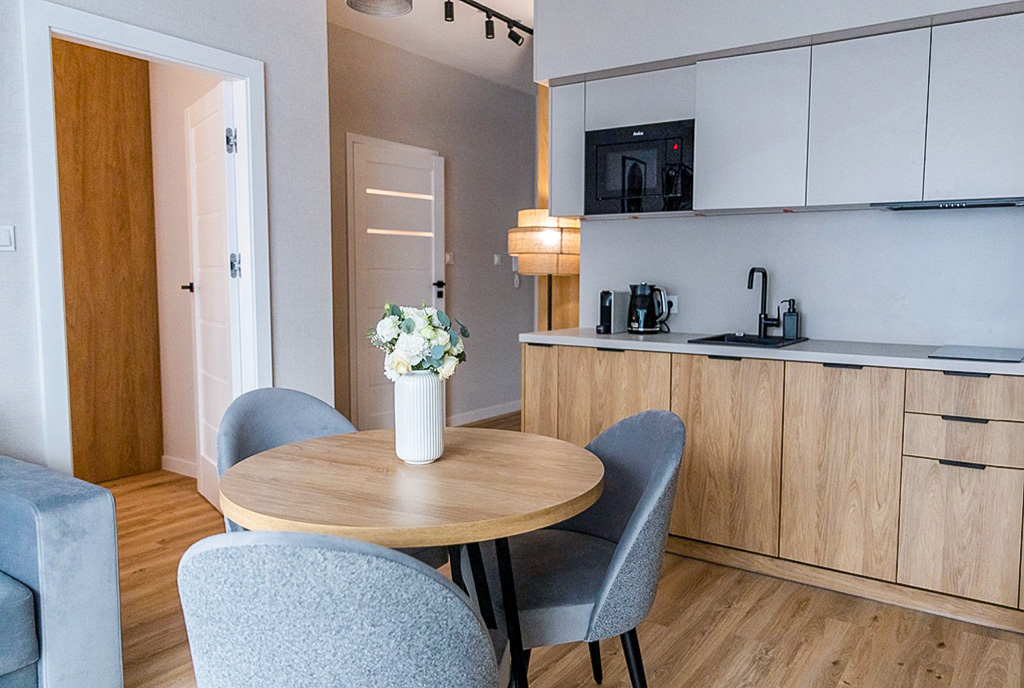 zbliżenie na jadalnię oraz kuchnię w luksusowym apartamencie na sprzedaż Kłodzko okolice