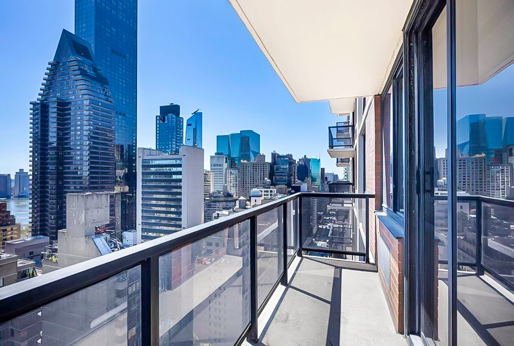słoneczny balkon przy ekskluzywnym apartamencie na sprzedaż New York Stany Zjednoczone Ameryki