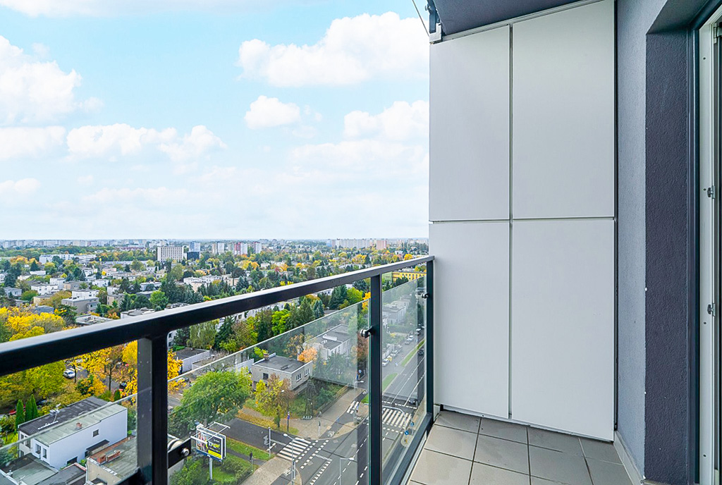 słoneczny balkon przy ekskluzywnym apartamencie na sprzedaż Poznań