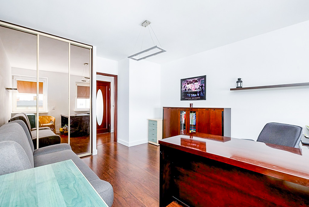na zdjęciu gabinet w ekskluzywnym apartamencie na sprzedaż Szczecin