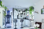 na pierwszym planie jadalnia, w oddali kuchnia w luksusowym apartamencie na sprzedaż Wrocław