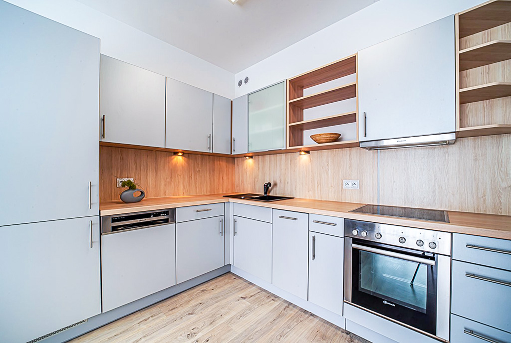 na zdjęciu komfortowa kuchnia w ekskluzywnym apartamencie na wynajem Bolesławiec