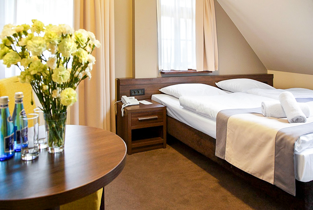 fragment jednego z pokoi w luksusowym dworze na sprzedaż Wrocław okolice