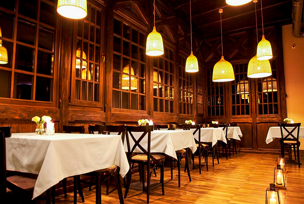 na zdjęciu sala konsumpcyjna na terenie ekskluzywnego dworu na sprzedaż Wrocław okolice