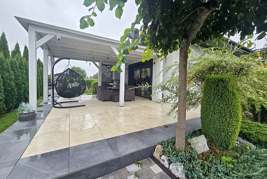 słoneczny taras przy ekskluzywnej willi na sprzedaż Bielsko-Biala okolice