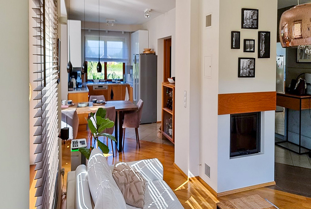 komfortowy salon z kominkiem w luksusowej willi na sprzedaż Bielsko-Biała okolice