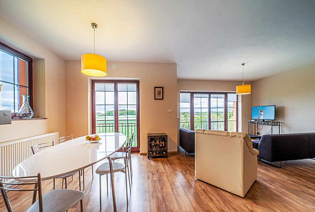 imponujący salon w ekskluzywnej willi do sprzedaży Bolesławiec okolice