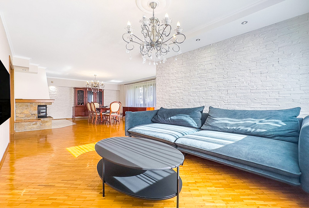 imponnujący pokój dzienny w ekskluzywnej willi do sprzedaży Katowice okolice