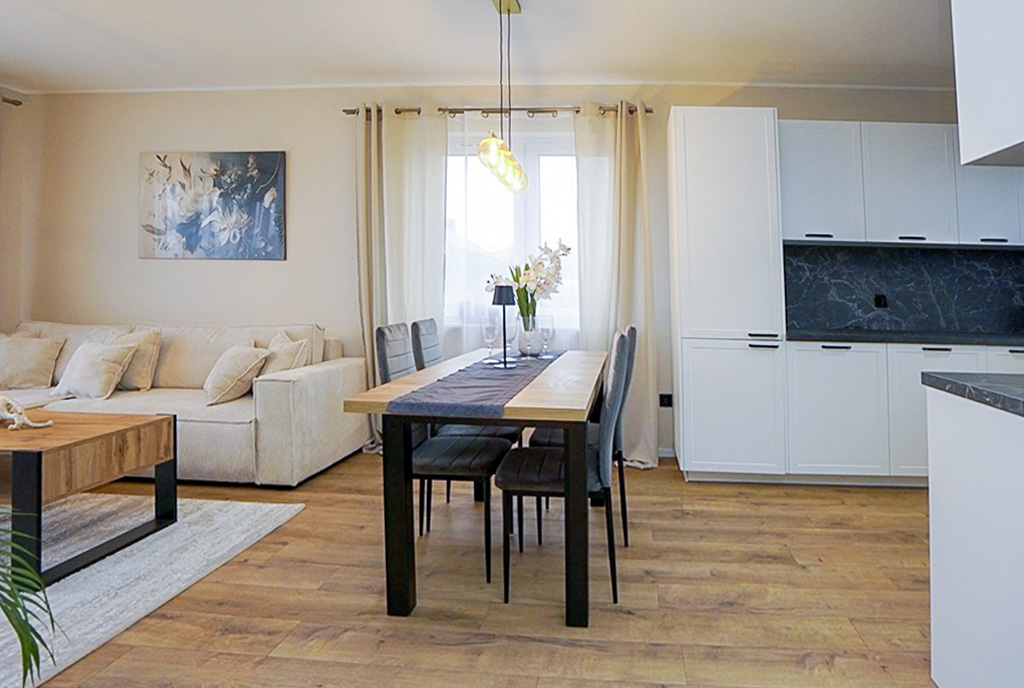 zbliżenie na jadalnię w luksusowej willi na sprzedaż Konin okolice