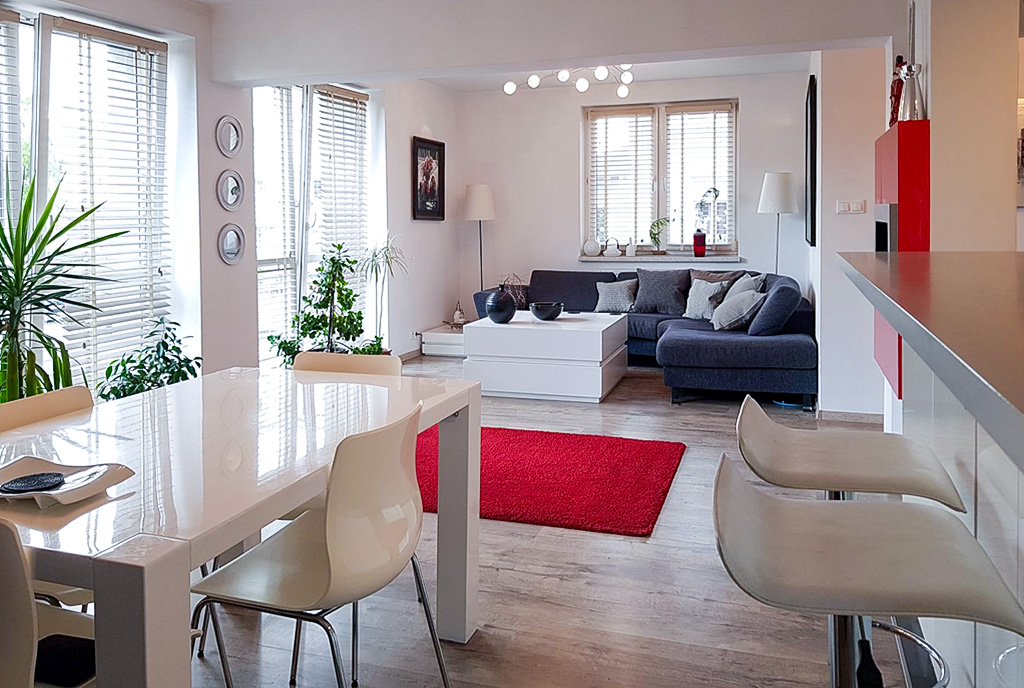 wytworny pokój dzienny w ekskluzywnej willi do sprzedaży Mazury