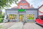 widok od strony ulicy na ekskluzywną willę na sprzedaż Mazury