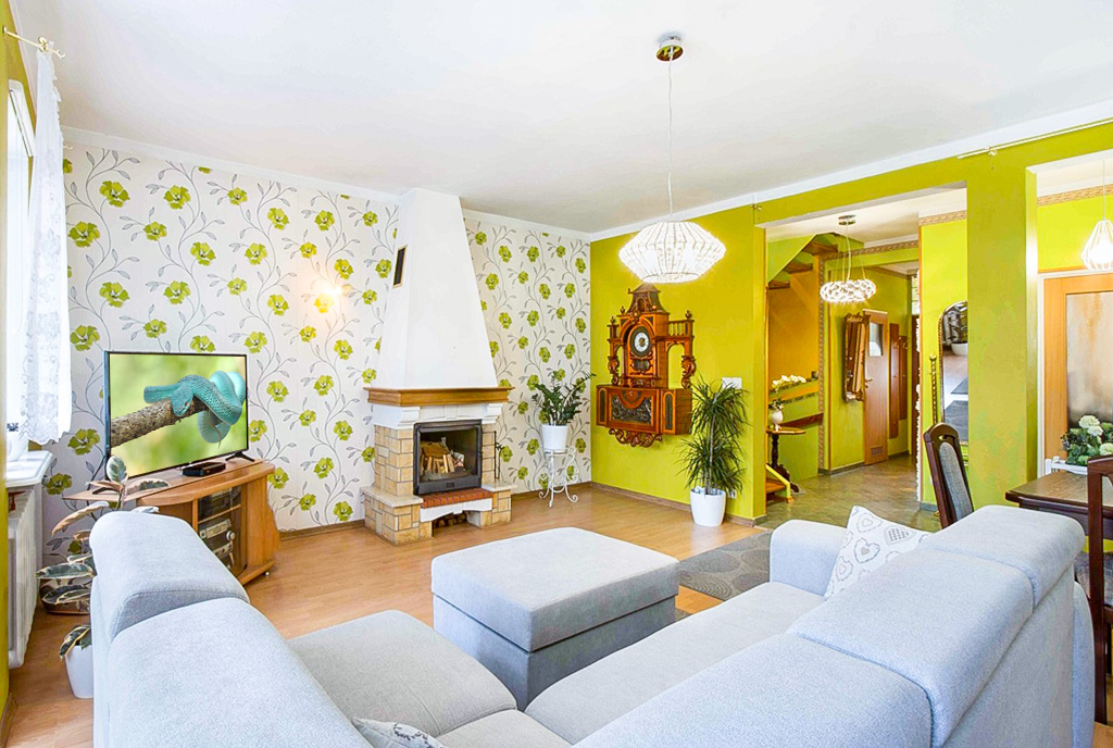 elegancki kominek w pokoju dziennym w ekskluzywnej willi do sprzedaży Poznań okolice