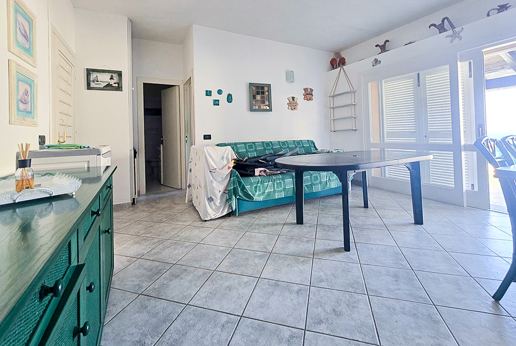 fragment salonu w ekskluzywnej willi do sprzedaży Włochy Costa Paradiso