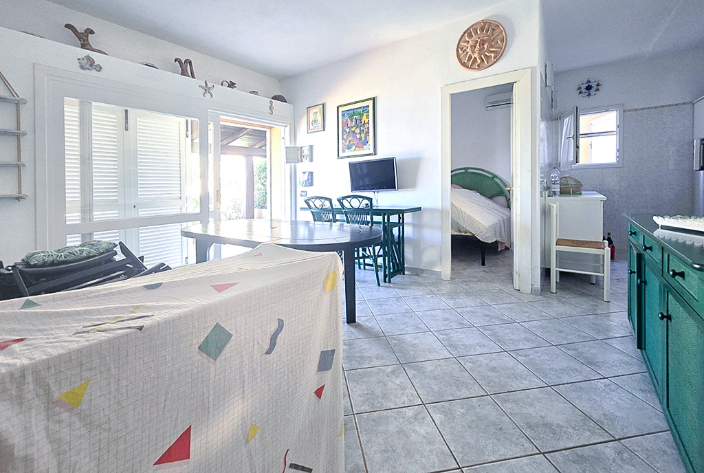 widok na salon w luksusowej willi na sprzedaż Włochy Costa Paradiso