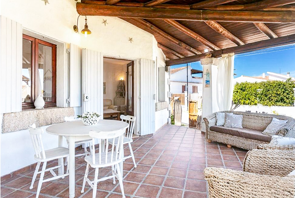 słoneczny taras przy ekskluzywnej willi od sprzedaży Włochy Pittulongu