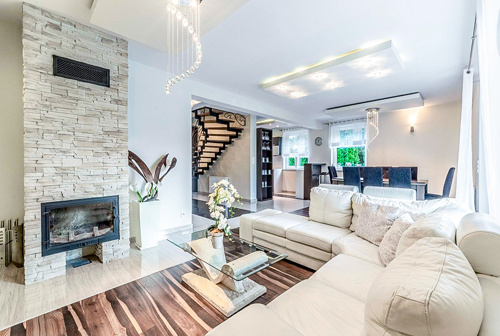 kominek w salonie ekskluzywnej willi do wynajęcia Gdynia okolice