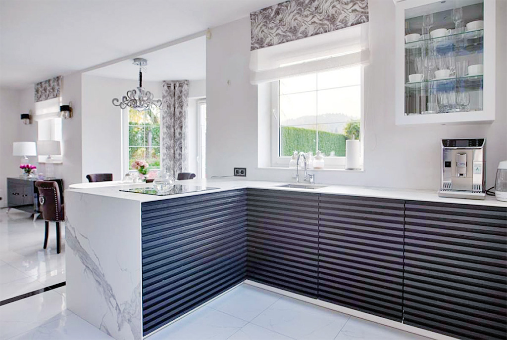 kuchnia w czerni i bieli w luksusowej willi na sprzedaż Cieszyn okolice