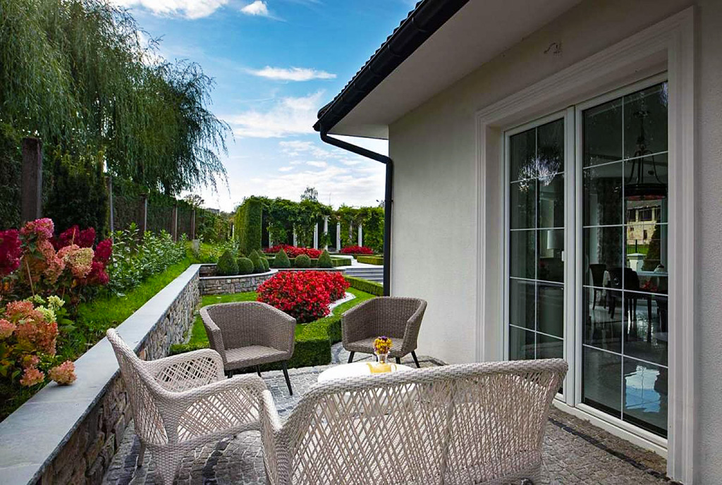 pełen zieleni taras przy ekskluzywnej willi na sprzedaż Cieszyn okolice