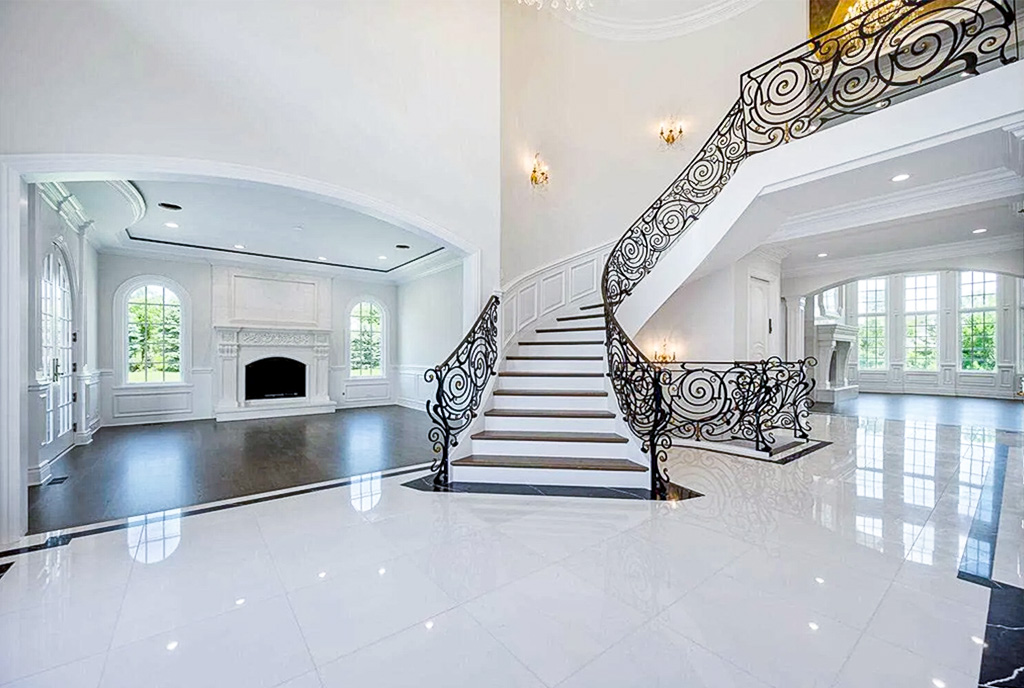 kręte schody na górny poziom ekskluzywnej willi na sprzedaż Illinois (Stany Zjednoczone Ameryki)