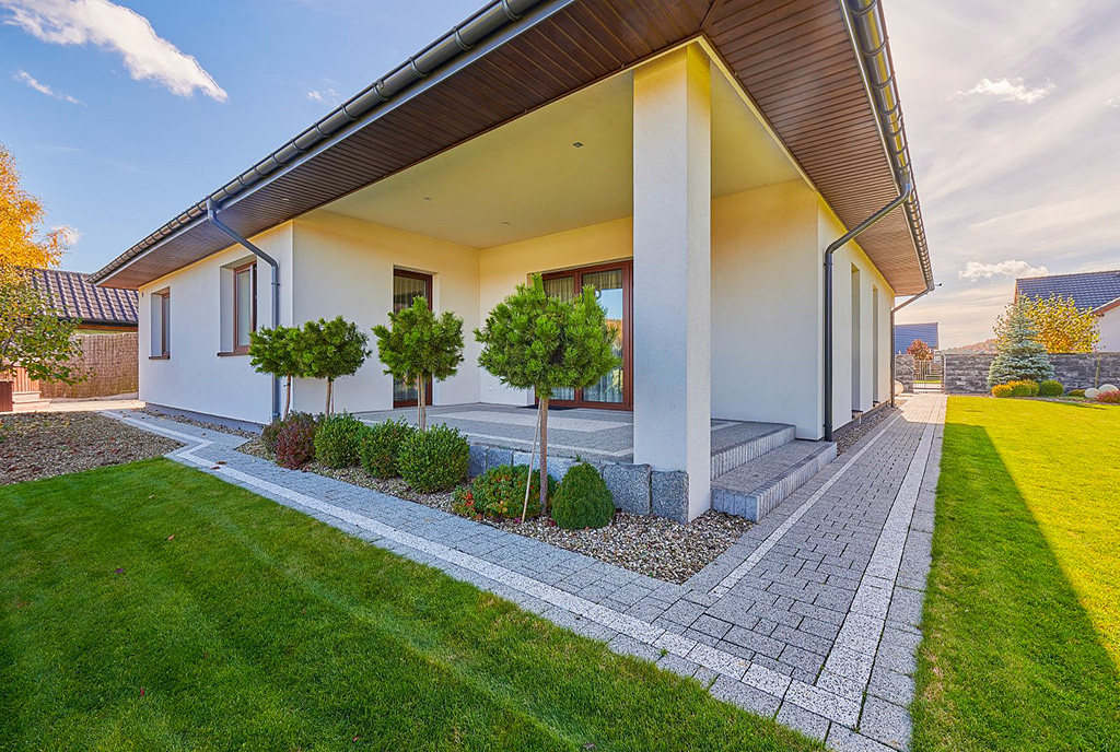 zbliżenie na taras przy ekskluzywnej willi na sprzedaż Kielce okolice