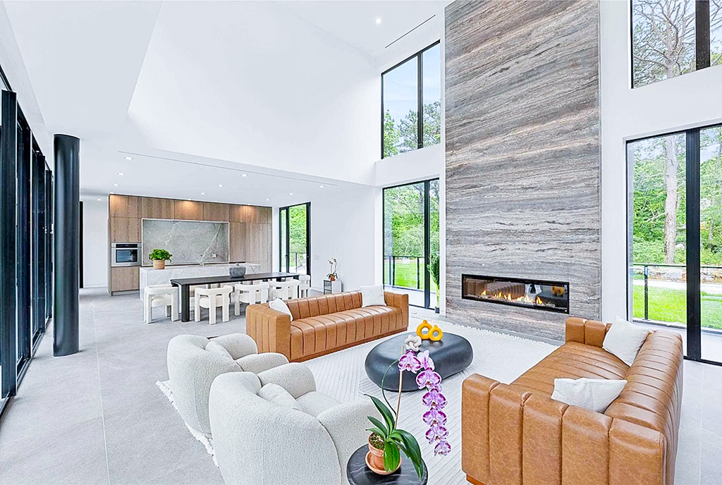 elegancki kominek w salonie luksusowej willi na sprzedaż New York Stany Zjednoczone Ameryki