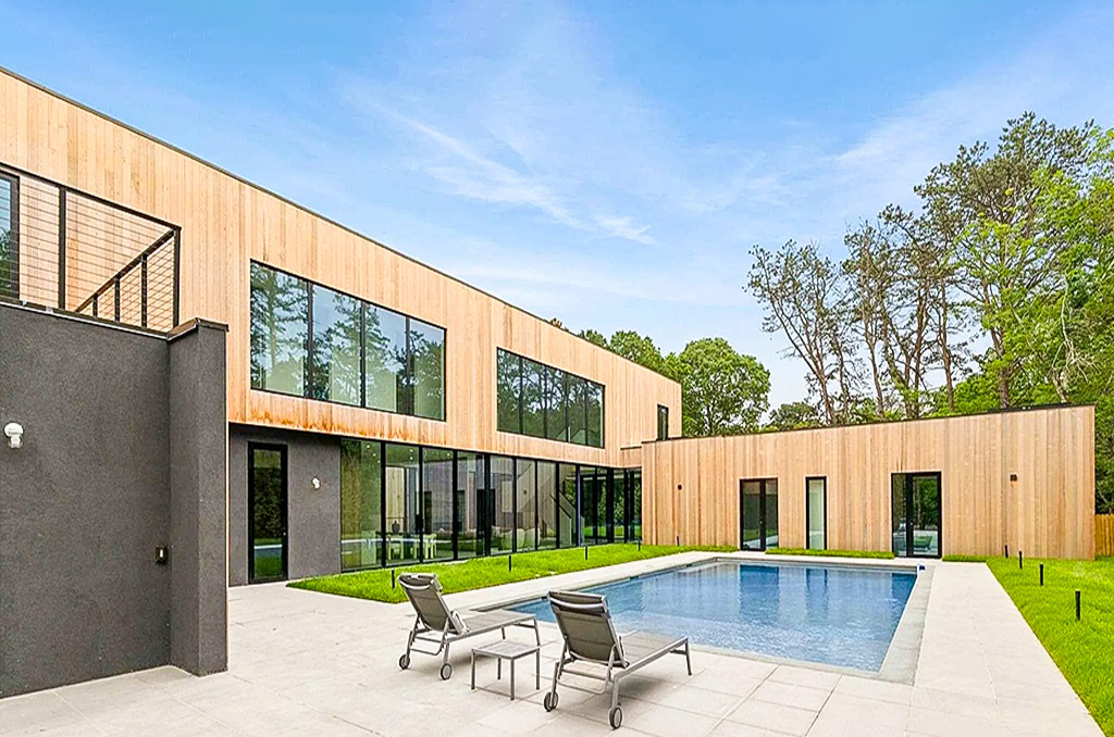 widok od strony basenu na ekskluzywną willę do sprzedaży New York Stany Zjednoczone Ameryki