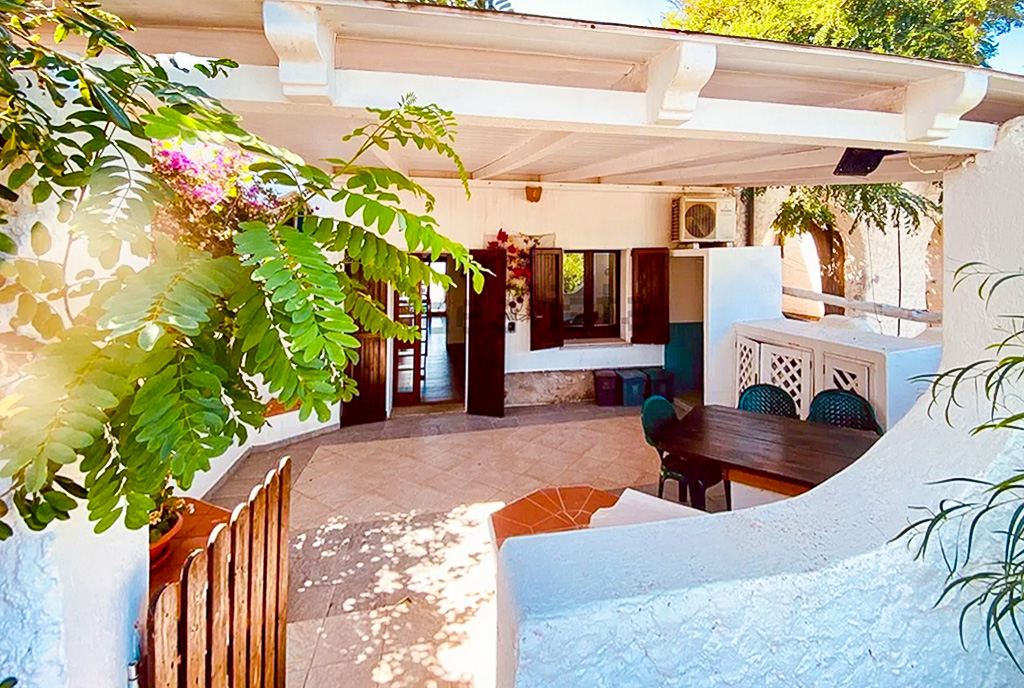 słoneczny taras przy ekskluzywnej willi do sprzedaży Włochy Isola Rossa