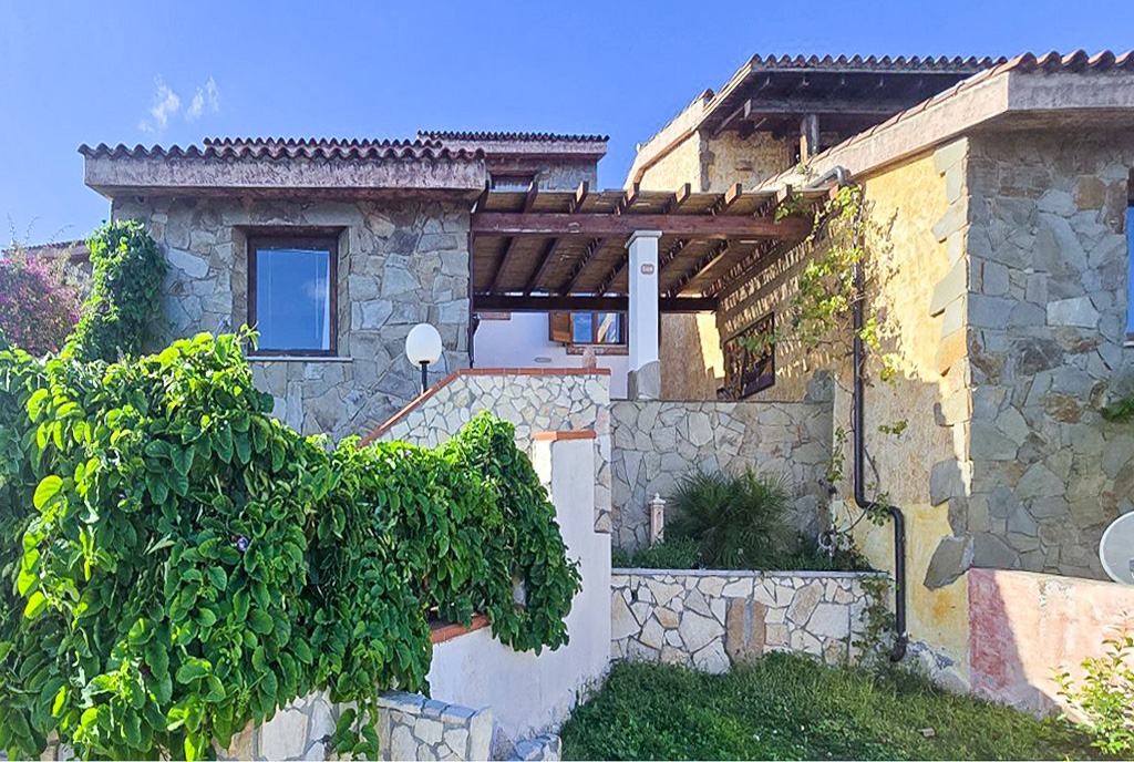 zatopiona w zieleni bryła ekskluzywnej willi do sprzedaży Włochy Porto Corallo