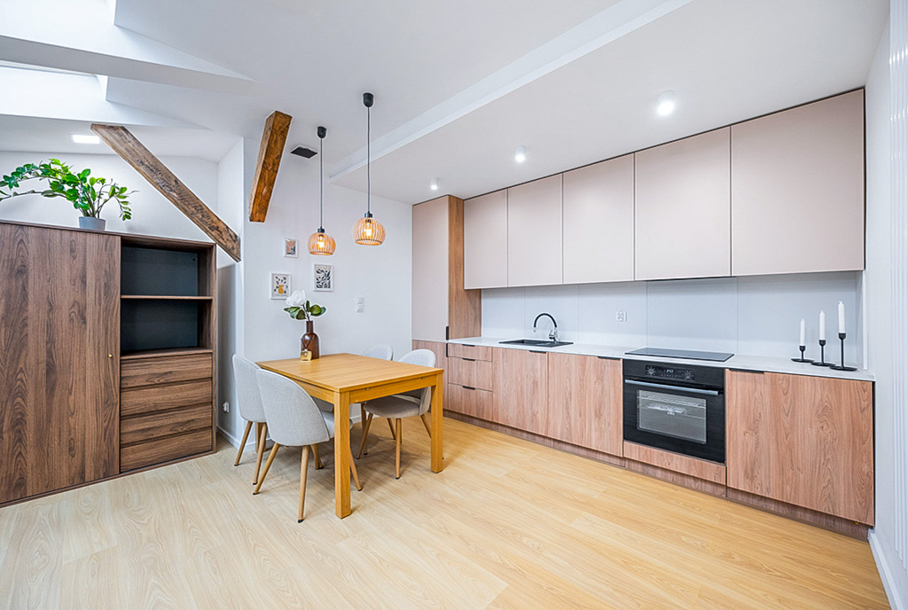 po lewej jadalnia, po prawej kuchnia w luksusowym apartamencie na sprzedaż Gdynia okolice