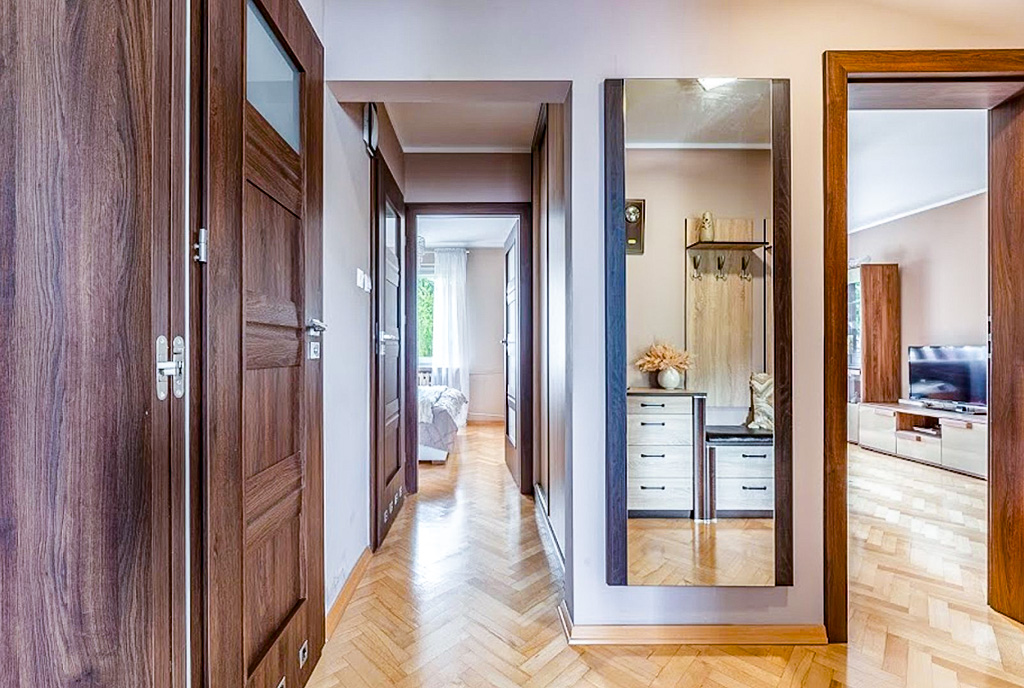 praktyczny hol w ekskluzywnym apartamencie na sprzedaż Gdynia okolice