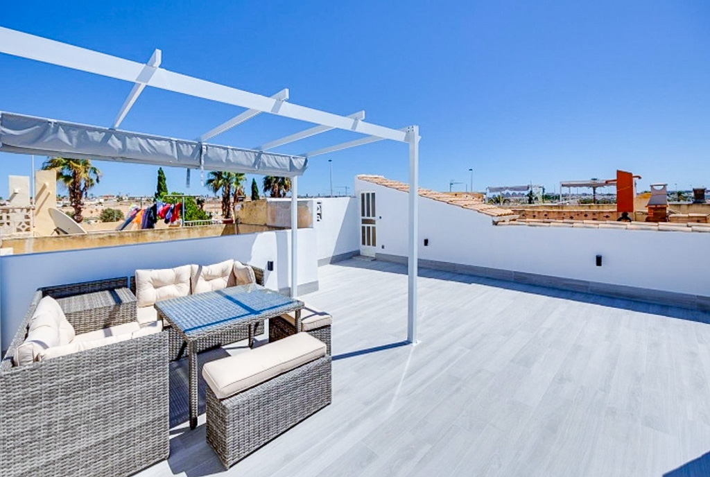 słoneczny taras przy ekskluzywnym apartamencie na sprzedaż Hiszpania Torrevieja El Limonar
