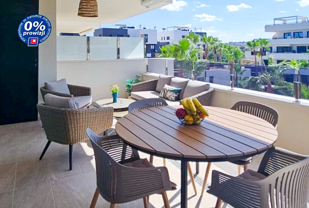 na zdjęciu taras przy ekskluzywnym apartamencie na sprzedaż Hiszpania Villamartin