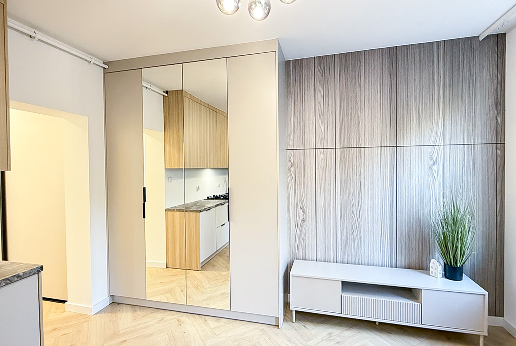 na zdjęciu przedpokój w ekskluzywnym apartamencie na sprzedaż Mazury